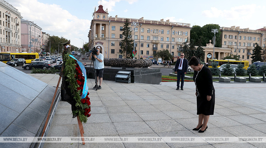 Глава парламентской делегации Узбекистана возложила венок к монументу Победы