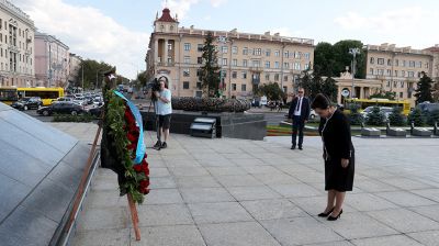 Глава парламентской делегации Узбекистана возложила венок к монументу Победы