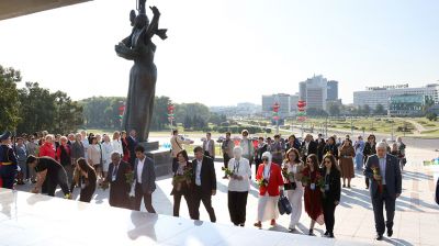 Участники Первого белорусско-узбекского женского бизнес-форума возложили цветы к стеле "Минск - город-герой"