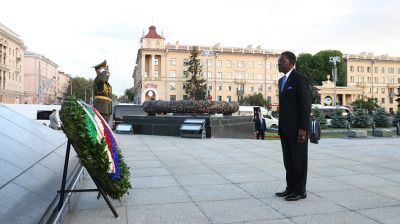 Президент Экваториальной Гвинеи возложил венок к монументу Победы в Минске