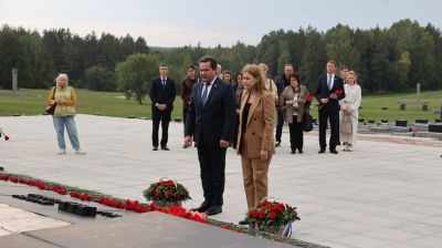 Представители Ростовской области и Госстандарта возложили цветы в Хатыни