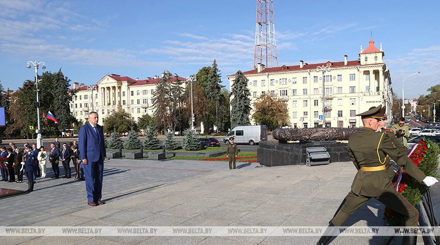Губернатор Ленинградской области возложил венок к монументу Победы в Минске