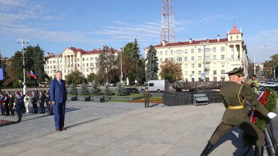 Губернатор Ленинградской области возложил венок к монументу Победы в Минске