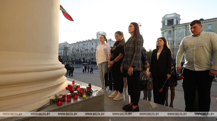 Люди несут цветы к зданию КГБ в Минске в день памяти погибшего сотрудника Дмитрия Федосюка с позывным "Нирвана"