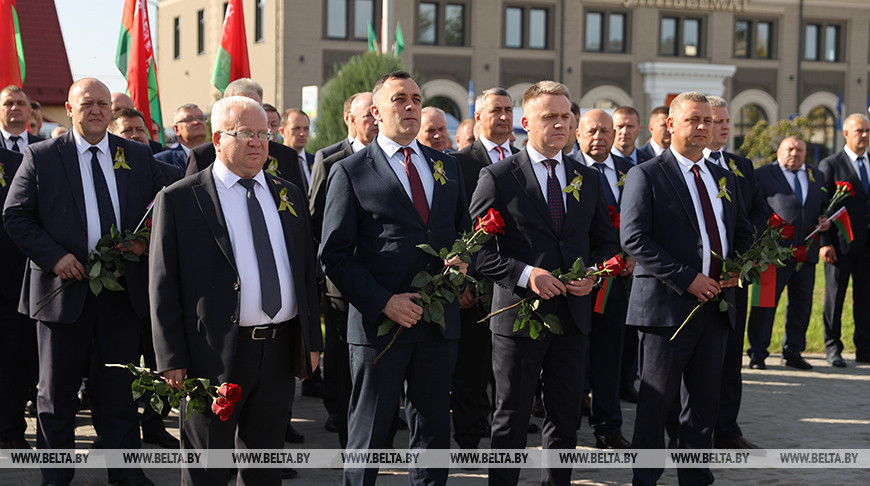 Областные "Дажынкi" в Шарковщине начались с возложения цветов к братской могиле военнослужащих