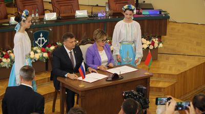 Пять новых договоров о побратимстве между городами Беларуси и России подписали на форуме в Бресте