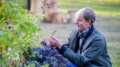 Брестчанин к 21 году исполнил мечту о собственном парке цветов