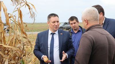 Горлов посетил предприятия АПК Гомельского района