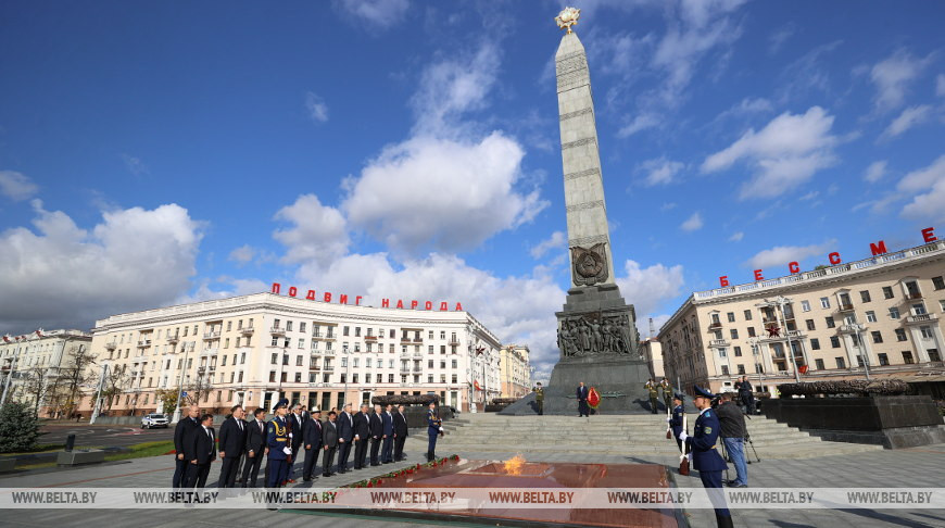 Глава парламентской делегации Кыргызстана возложил венок к монументу Победы