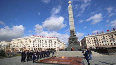 Глава парламентской делегации Кыргызстана возложил венок к монументу Победы