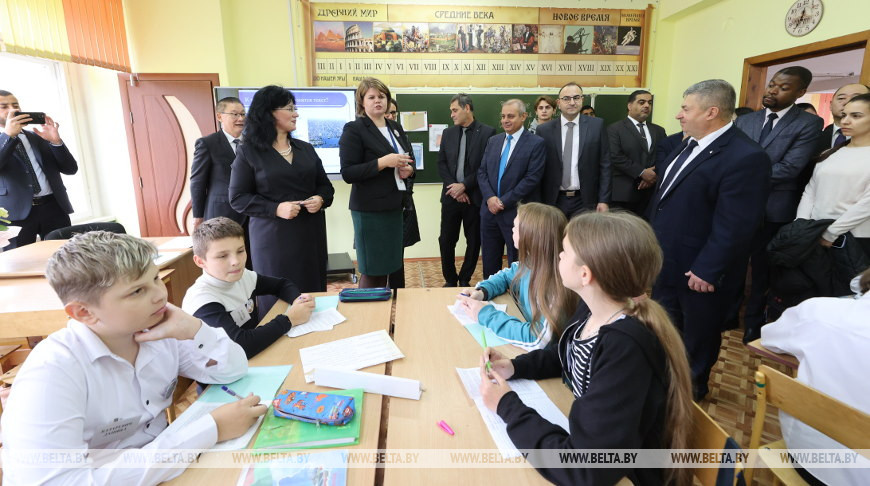 В Новополоцке зарубежные дипломаты ознакомились с условиями оздоровления детей из Лисичанска и Северодонецка