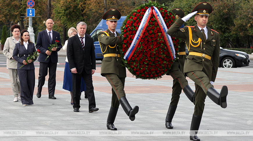 Губернатор Ульяновской области России возложил венок к монументу Победы в Минске