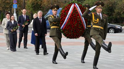 Губернатор Ульяновской области России возложил венок к монументу Победы в Минске