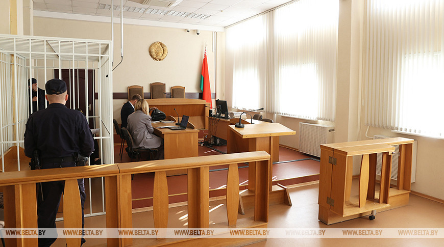 Бывшего адвоката и его клиентку судят в Минске по делу о мошенничестве и взяточничестве