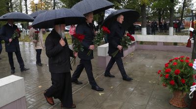 Сергеенко принял участие в возложении цветов к Братской могиле в Хотимске