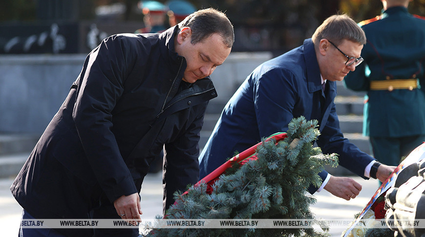 Головченко возложил венок к памятнику "Вечный огонь" в Челябинске
