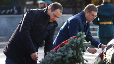 Головченко возложил венок к памятнику "Вечный огонь" в Челябинске