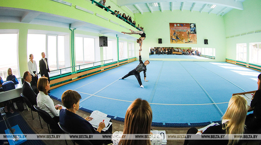 Более 100 спортсменов из Беларуси и России выступают на турнире по спортивной акробатике в Бресте