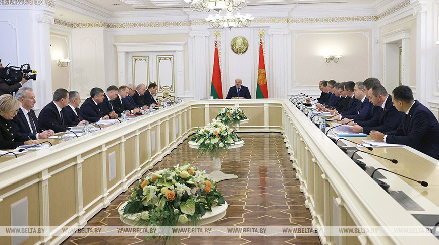Лукашенко собрал совещание по стратегическим проектам