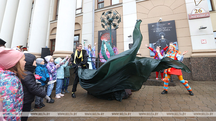 В Минске прошло торжественное открытие арт-объекта "Одуванчик" - символа мира и доброты