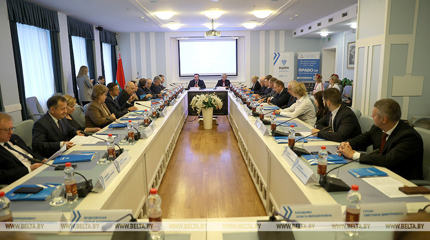 Вопросы взаимодействия юридической науки и практики обсудили на круглом столе в Минске