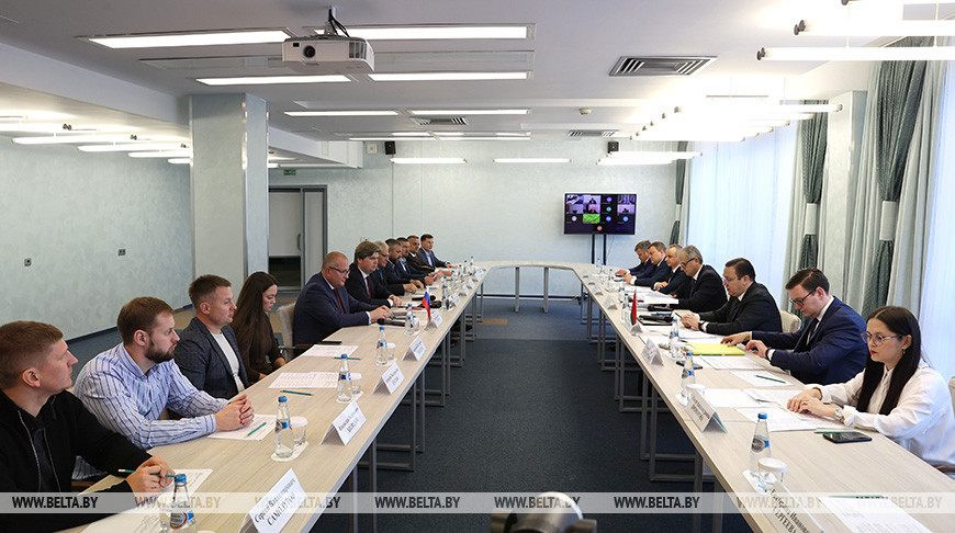 Совместное заседание рабочей группы по сотрудничеству Беларуси и Костромской области проходит в Минске