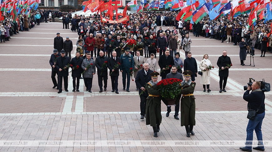 Возложение цветов к памятнику Ленину состоялось на площади Независимости в Минске
