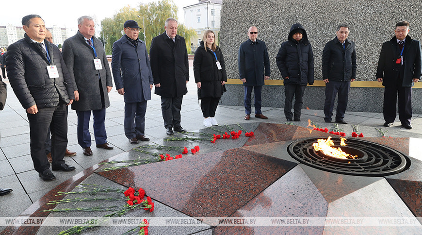 Представители иностранных дипмиссий возложили цветы к Вечному огню в Витебске