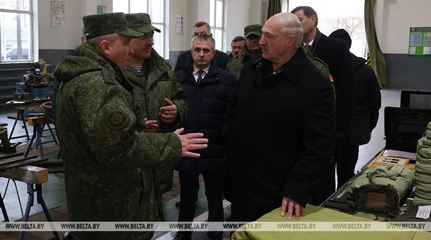 Лукашенко в Гомеле ознакомился с работой артиллерийской базы вооружения