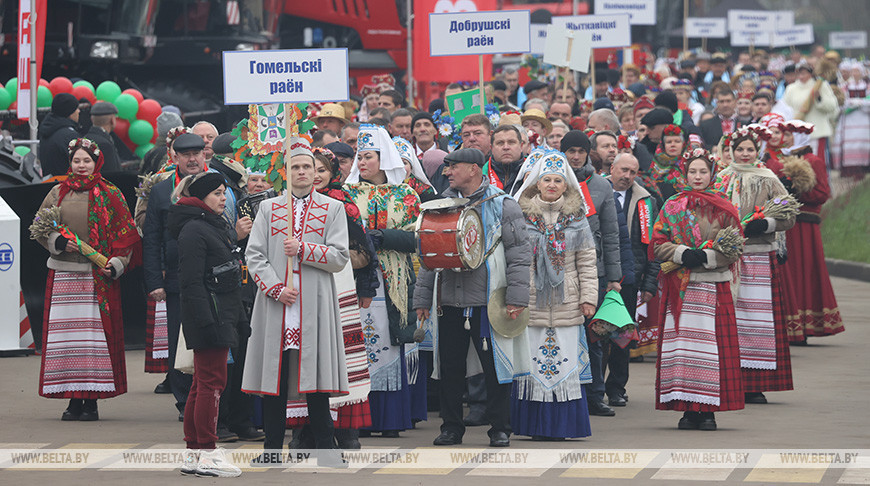 Торжественное шествие прошло на "Дажынках" в городском поселке Октябрьский
