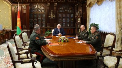 Лукашенко заслушал доклад по военно-политическим вопросам