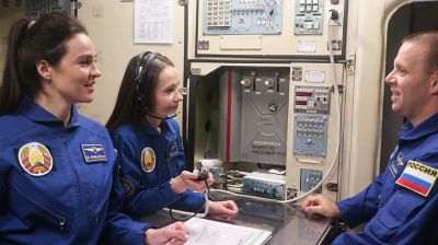 Белорусские кандидаты на полет в космос отрабатывают действия при посадке аппарата на воду