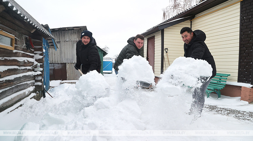 В Могилевской области молодежь помогает пенсионерам с уборкой дворов после сильного снегопада