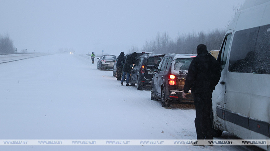 Снегопад осложнил обстановку на дорогах Беларуси