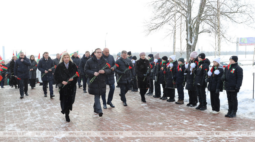 Участники выездного заседания Мининформа в Витебске возложили цветы к монументу "5-й полк"