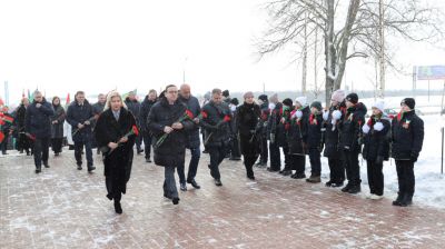 Участники выездного заседания Мининформа в Витебске возложили цветы к монументу "5-й полк"