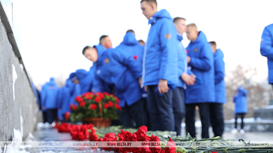 Участники спартакиады Союзного государства возложили цветы к стеле "Минск - город-герой"