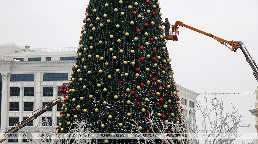 В Минске на Октябрьской площади украшают главную новогоднюю ель