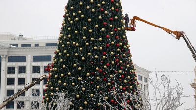В Минске на Октябрьской площади украшают главную новогоднюю ель