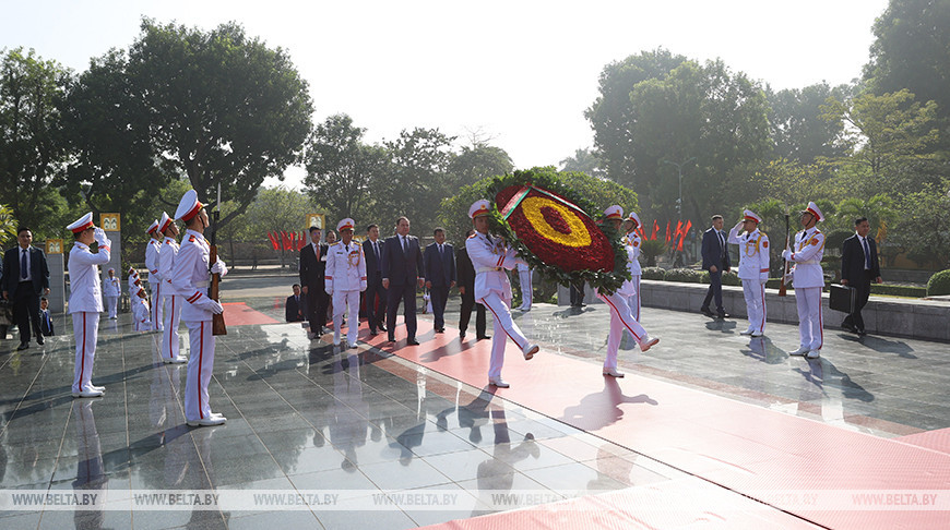 Головченко в Ханое возложил венки к памятнику Павшим героям за Родину и мавзолею Хо Ши Мина