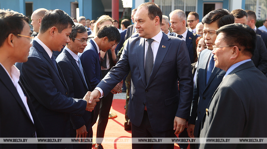 Премьер-министр Беларуси посетил акционерное общество "МАЗ Азия" во Вьетнаме