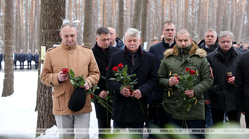 Участники международной конференции о предупреждении геноцида возложили цветы к мемориалу "Благовщина"