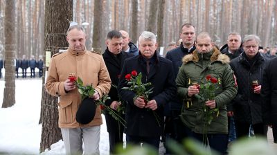 Участники международной конференции о предупреждении геноцида возложили цветы к мемориалу "Благовщина"
