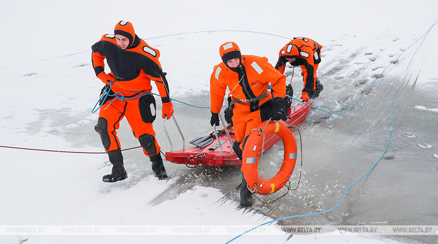МЧС и ОСВОД провели в Бресте учение по спасению провалившихся под лед