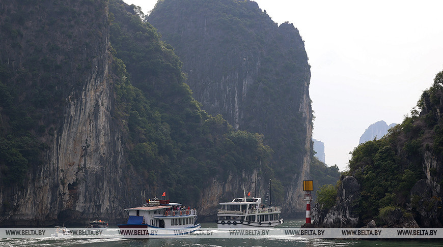 Бухта Халонг во Вьетнаме славится своей живописностью