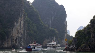 Бухта Халонг во Вьетнаме славится своей живописностью