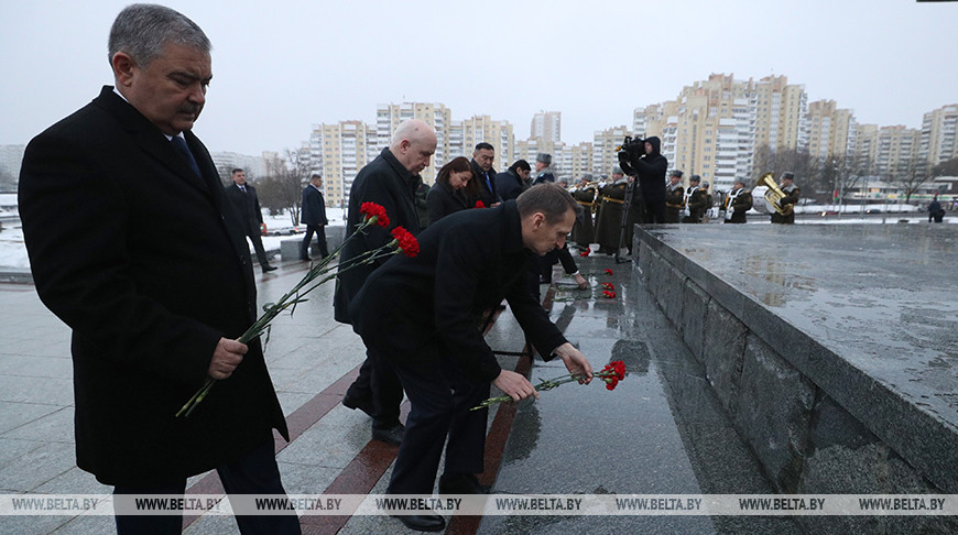 Руководители органов безопасности стран СНГ возложили цветы к стеле "Минск - город-герой"