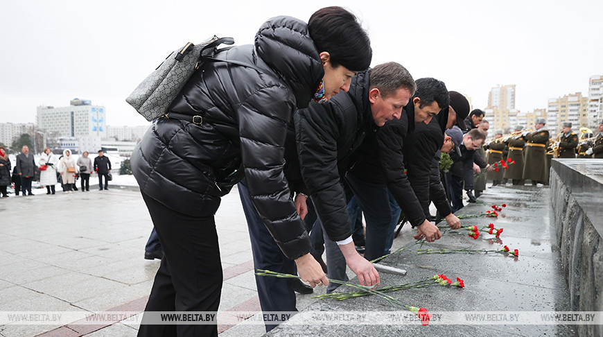 Участники заседания Межгоссовета по стандартизации стран СНГ возложили цветы к стеле "Минск - город-герой"