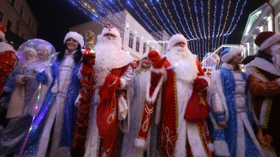 Парад Дедов Морозов и Снегурочек прошел в Гродно