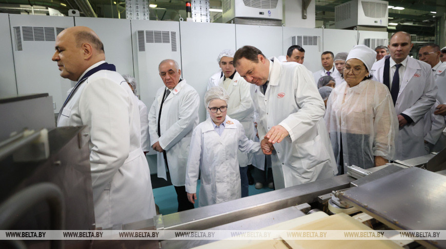 Главы правительств СНГ посетили фабрику "Объединенные кондитеры" и встретились с детьми из стран Содружества